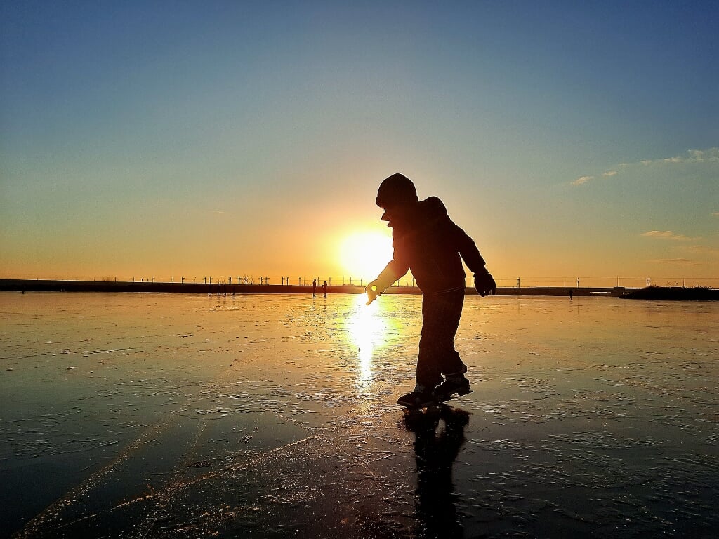 Floris Koers gaat nog even snel schaatsen na schooltijd voordat de zon ondergaat.