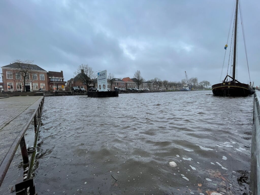 De Binnenhaven in Genemuiden bijna tot de rand gevuld.