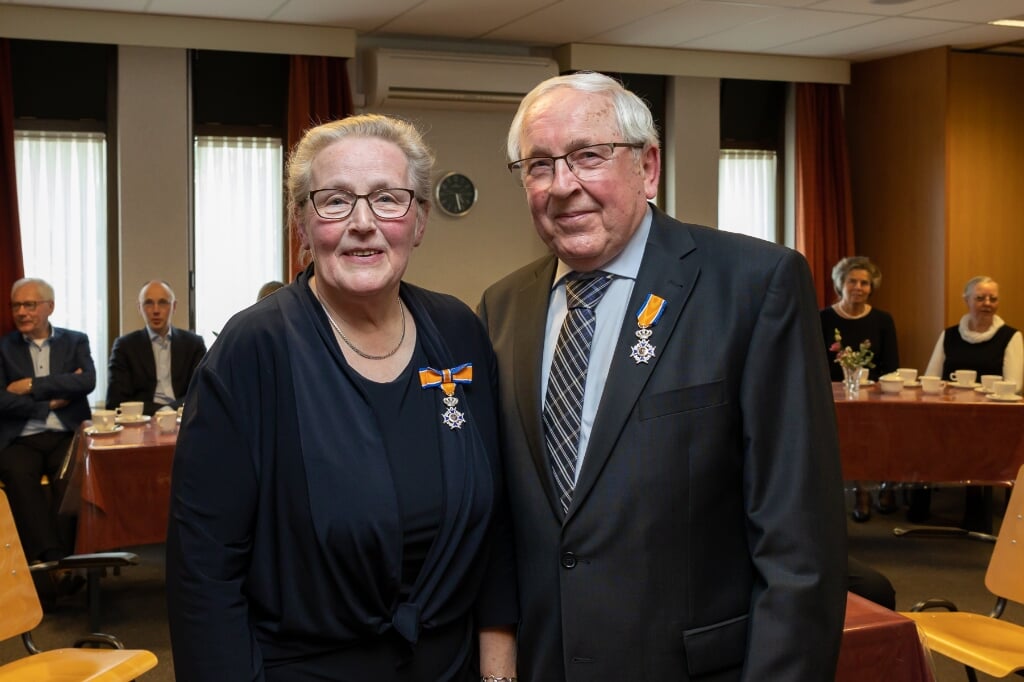 Het echtpaar Herman en Jannie Rolleman - Pas is koninklijk onderscheiden. 