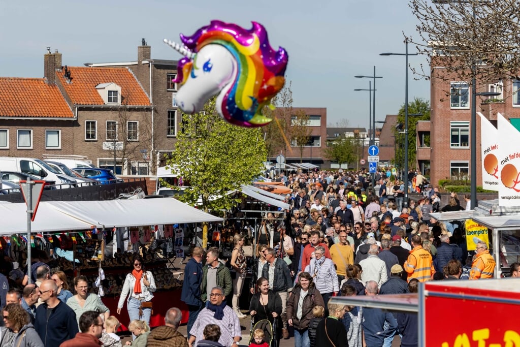 KAMPEN - "Het weer is koopman", vertelde Jacob Hoogstede vorige week nog toen hij door deze krant geïnterviewd werd over De Heugte. Hij bedoelde daarmee dat het succes van een markt voor een groot deel door het weer bepaald wordt. En wat dat betreft had deze editie van De Heugte zich geen betere koopman voor kunnen stellen. Beter kon het weer niet. En de markt was daardoor druk bezocht. Een uiterst geslaagde hervatting van de markt na twee jaar waarin corona de organisatie in de weg zat.