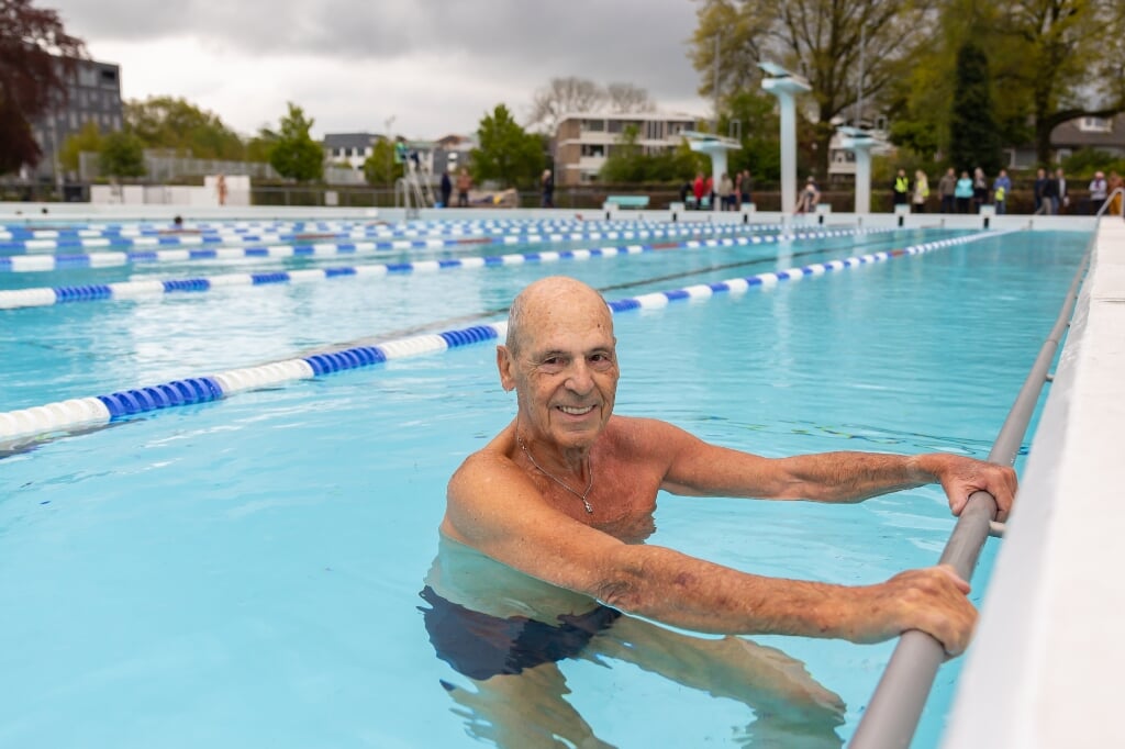 Het was aan Ad van der Woude (85) de eer om het openingsbaantje te zwemmen