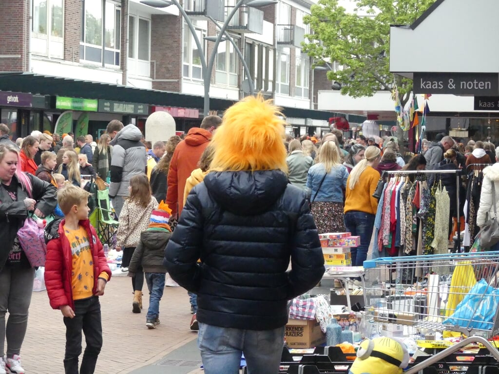 Het was al vroeg druk in het winkelcentrum van Dronten, uiteraard met mensen in het oranje.