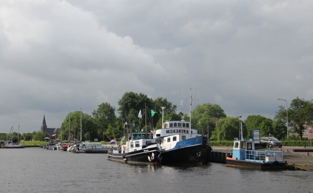 Sleepboten arriveerden maandag al in de havens rondom Zwartsluis, zoals hier in Genemuiden.
