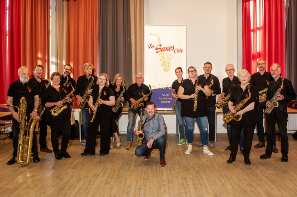 Saxofoonorkest For Saxes Only. 