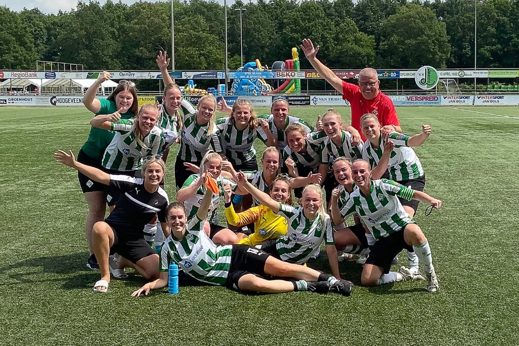 De vrouwen van Sportclub Genemuiden vieren een klein feestje in Hoogeveen na de zege tegen De Weide. 
