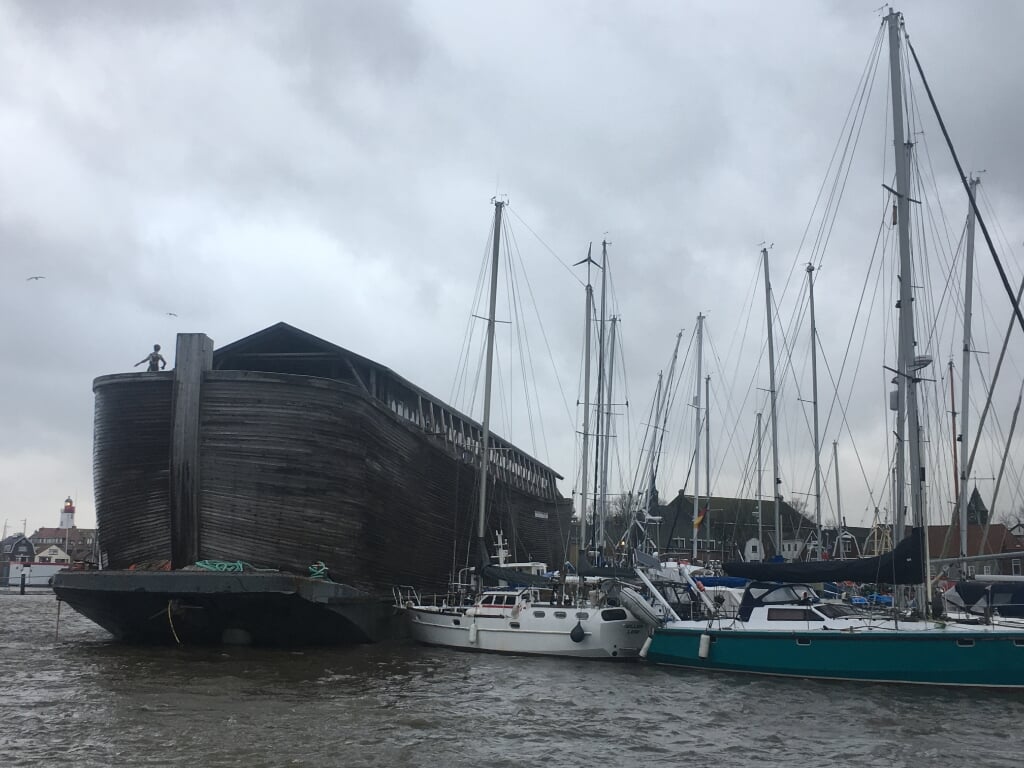 De 'Ark van Noach' op drift in de haven van Urk op 3 januari 2018.