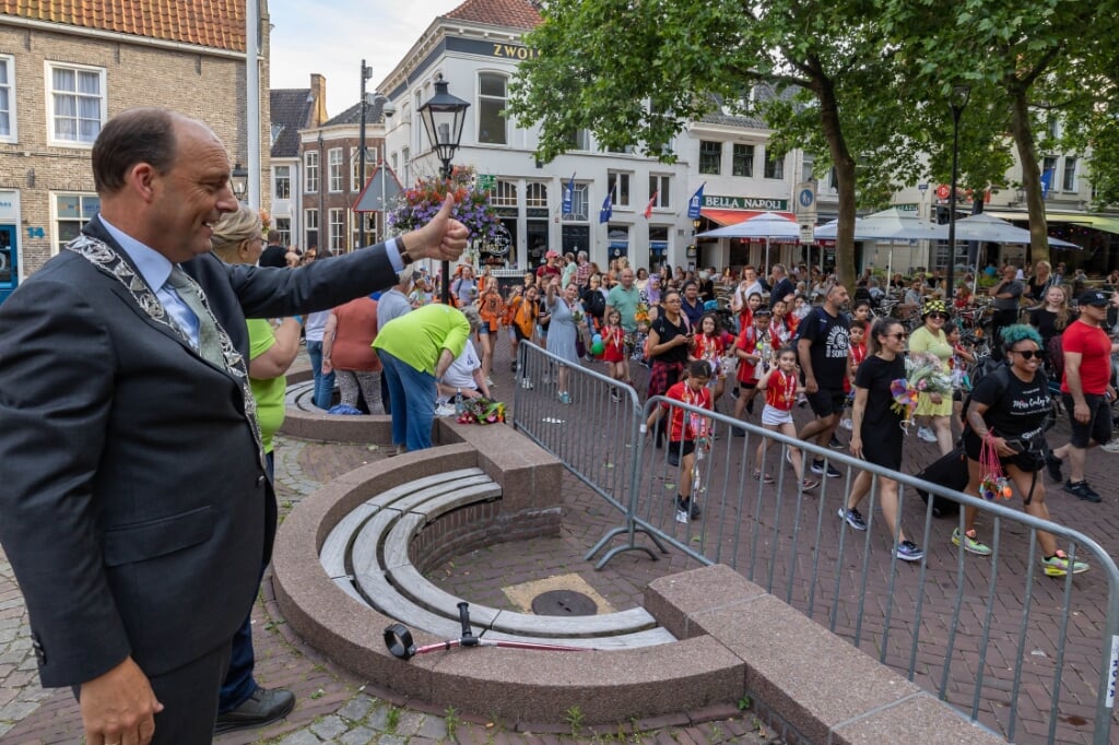 Burgemeester Peter Snijders neemt het defilé van de Zwolse Avondvierdaagse af.