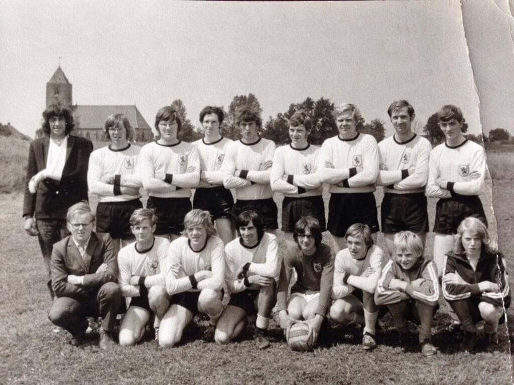 Een elftalfoto uit de vroege jaren van SV Zalk. 