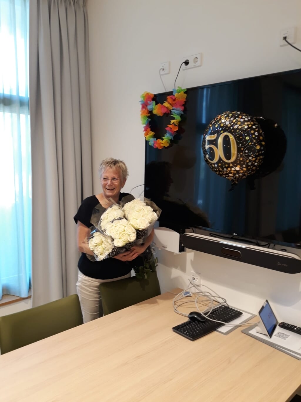 Grietje Pietersz ontvangt 50 rozen van haar collega's