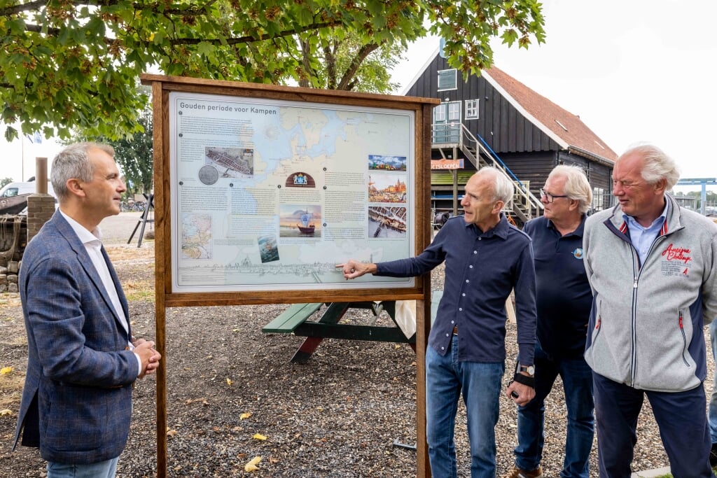 Vlnr wethouder Wonink, kunstenaar Jan Schilder, bestuurslid Kamper Kogge, Dirk Mulder, en Cor Adema.