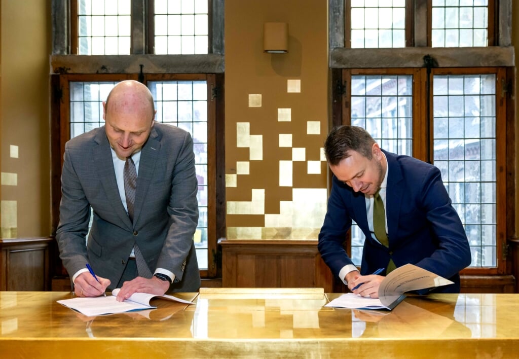 Jurjen de Groot en Sander de Rouwe ondertekenen 'hun' overeenkomst