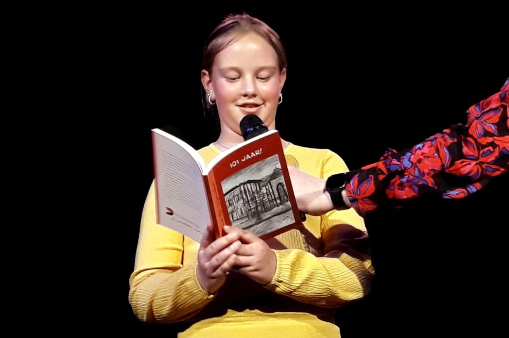 Elina Schmidt (groep 6) leest haar gedicht over de kermis voor