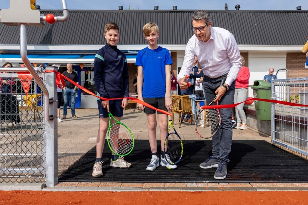 Wethouder Jan Peter van der Sluis opent de nieuwe tennisbanen. 
