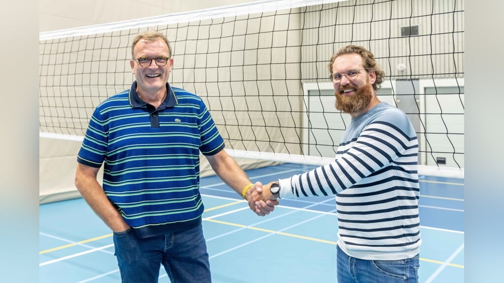 De nieuwe trainer Cor van Wijngaarden krijgt de felicitaties van Mark Verbruggen. 