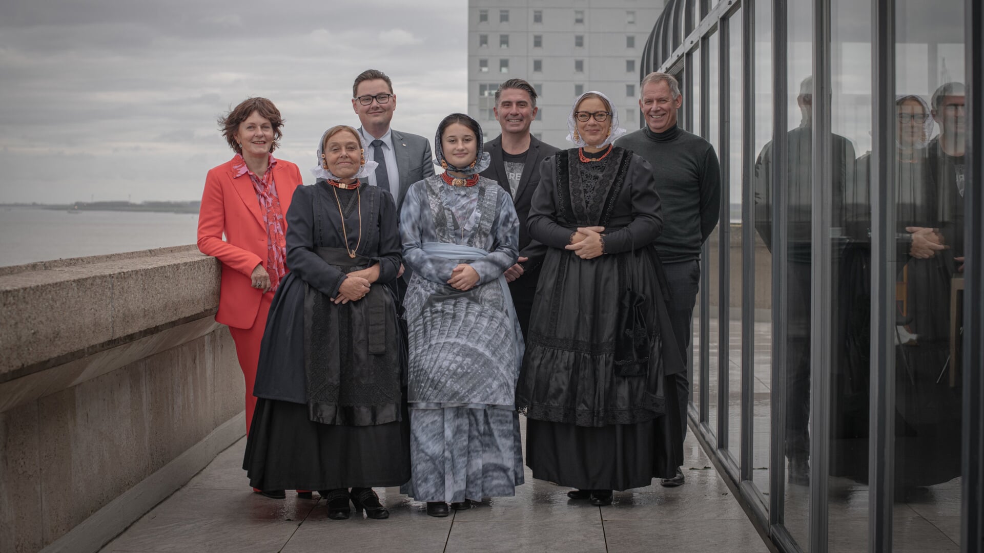 Achterste rij van links naar rechts: Burgemeester Marga Vermue (Sluis), wethouder Jeroen de Buck (Terneuzen), Rem van den Bosch (fotograaf) en wethouder Luc Mangnus (Hulst). In het midden model Merit Koeman met aangepaste Cadzandse klederdracht. Links en rechts voor traditionele Cadzandse klederdracht. (Foto: Foto: Ambacht in beeld)