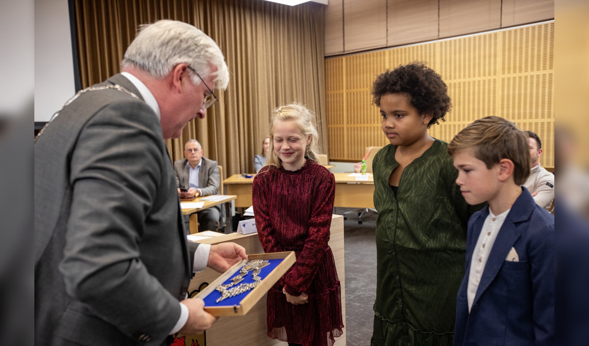 Burgemeester Erik van Merrienboer installeert het Kindercollege