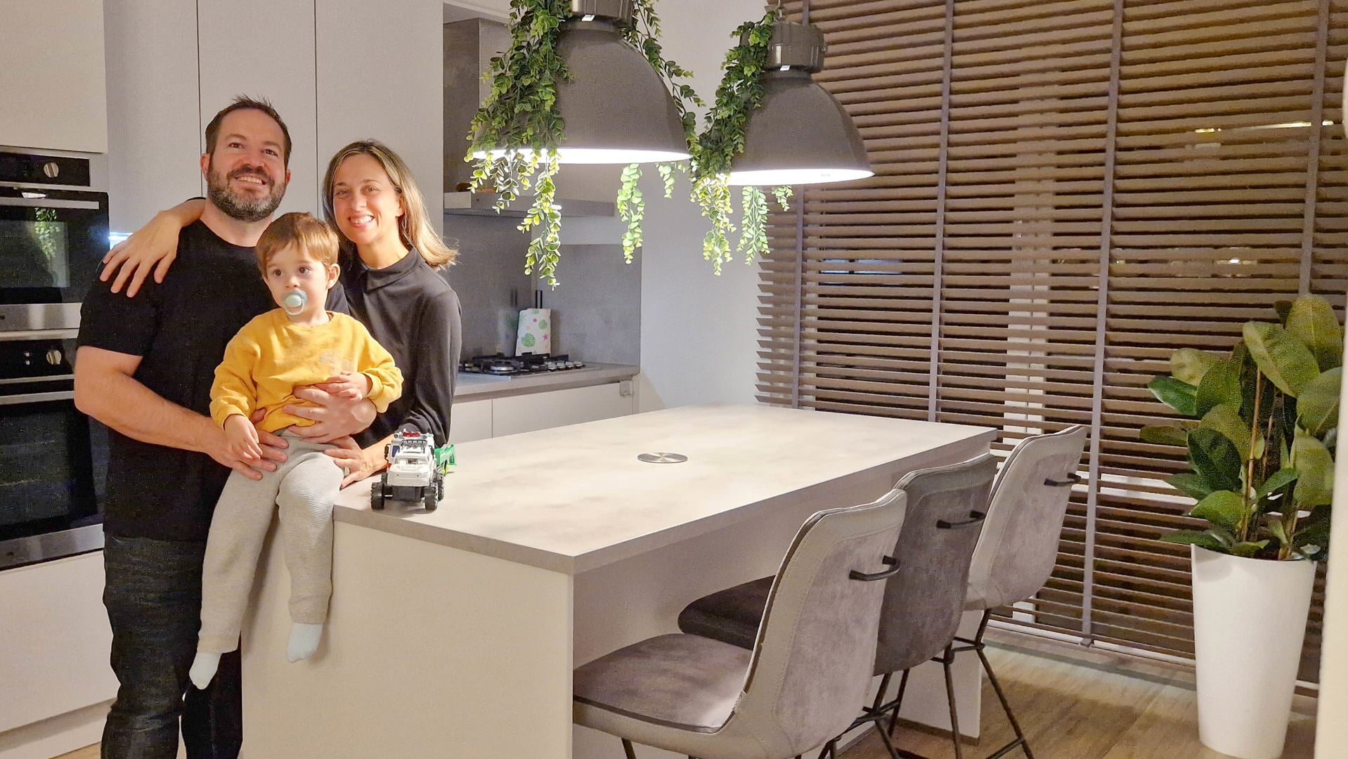 Luciano, Nathalie en hun zoontje Nikola in hun geliefde keuken.