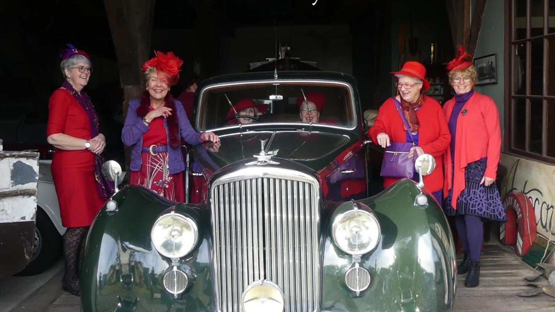 Eb en Vloed is een groep dames van 50+ die eens per maand, gekleed in paarse kleding met een rode hoed bij elkaar komt. (Foto: PR)