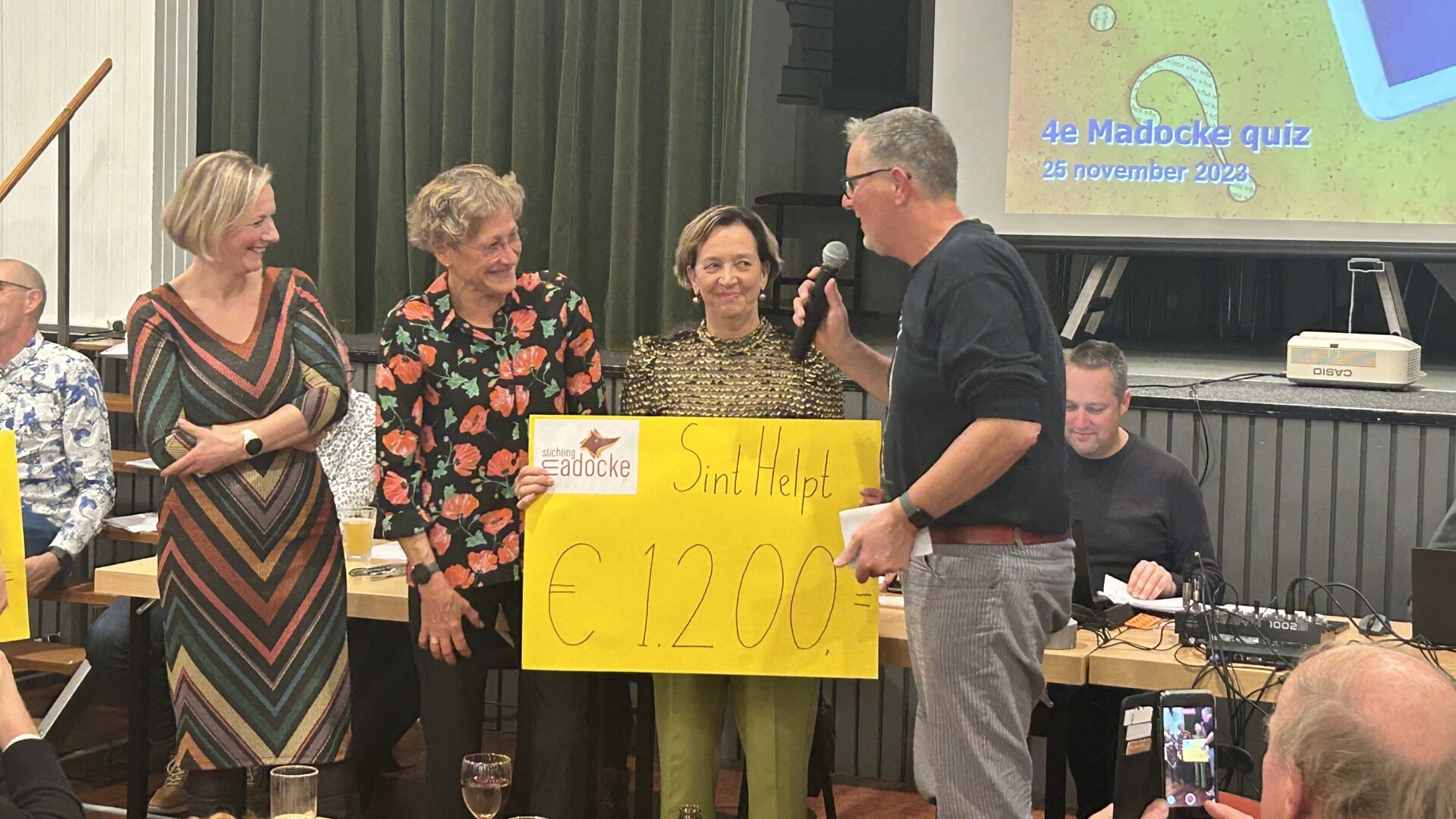 Bestuurslid Marco van Dorst reikt een cheque van 1200 euro uitr aan de Stichting Sint Helpt. (Foto: PR) 