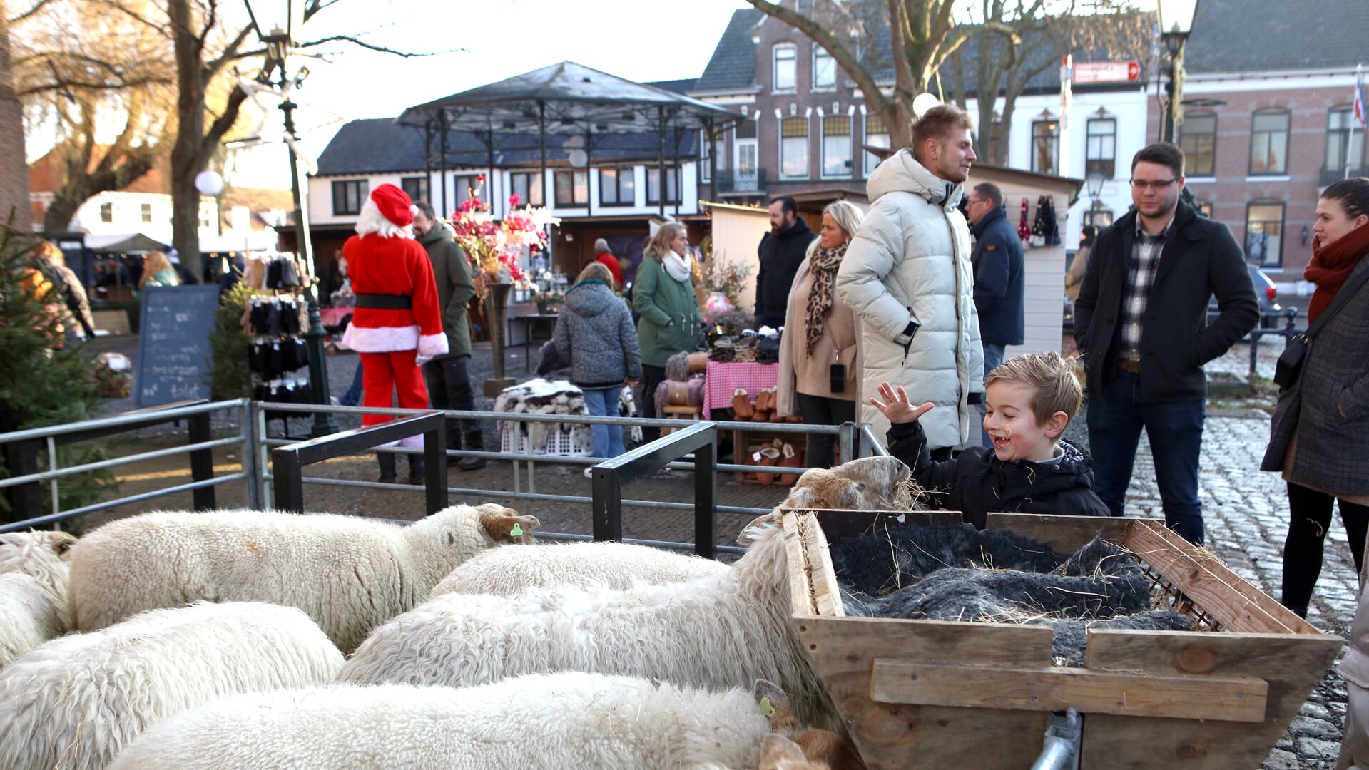 De eerste kerstfair in Groede, vorig jaar, was een groot succes. Jong en oud vermaakten zich opperbest. Foto: Peter Verdurmen