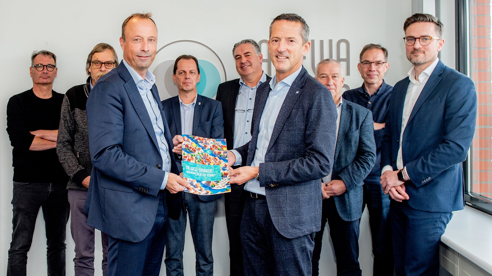 V.l.n.r.: dhr. Van Hulle, dhr. Van der Hoest, dhr. Lechner (Waarderingskamer), dhr. Meulblok, dhr. Steijaert, dhr. Herselman, dhr. Witkam, dhr. Hoek, dhr. Van den Dobbelstee. (Foto: PR)