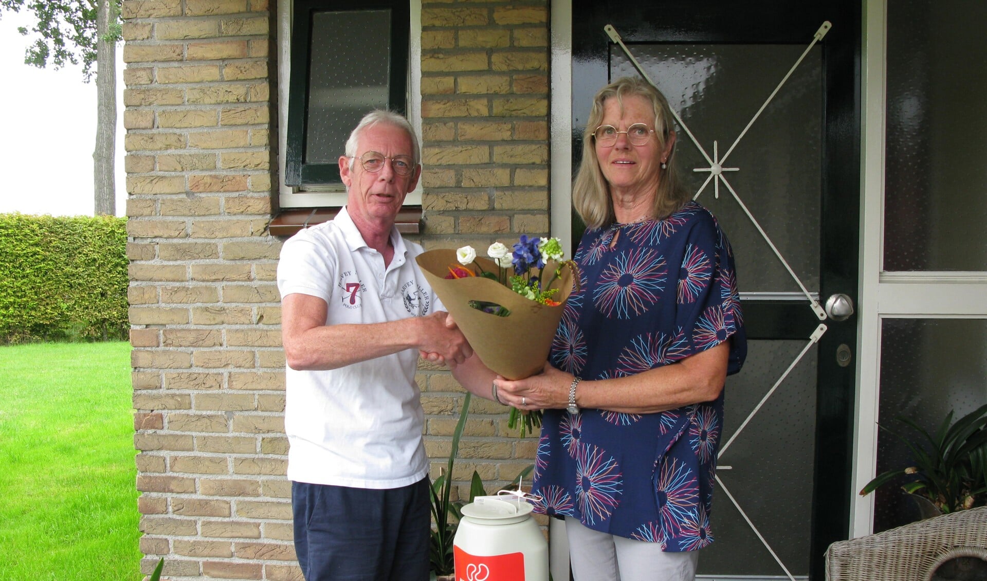 Hans dankt Lien hartelijk voor 40 jaar trouwe dienst als collectant voor de Nierstichting
