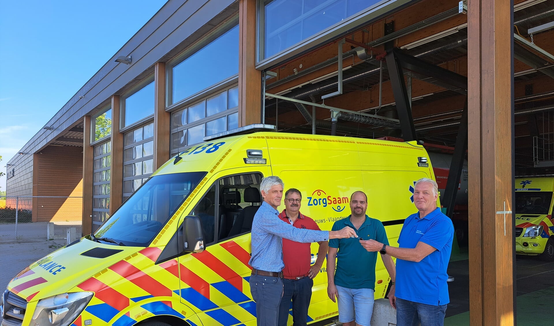 Tonny van der Ha overhandigt Bram Lagendijk (rechts) de sleutels van de ambulance. De mannen van garage Snoodijk (in het midden) bieden het blijvend onderhoud aan. (Foto: ZorgSaam)