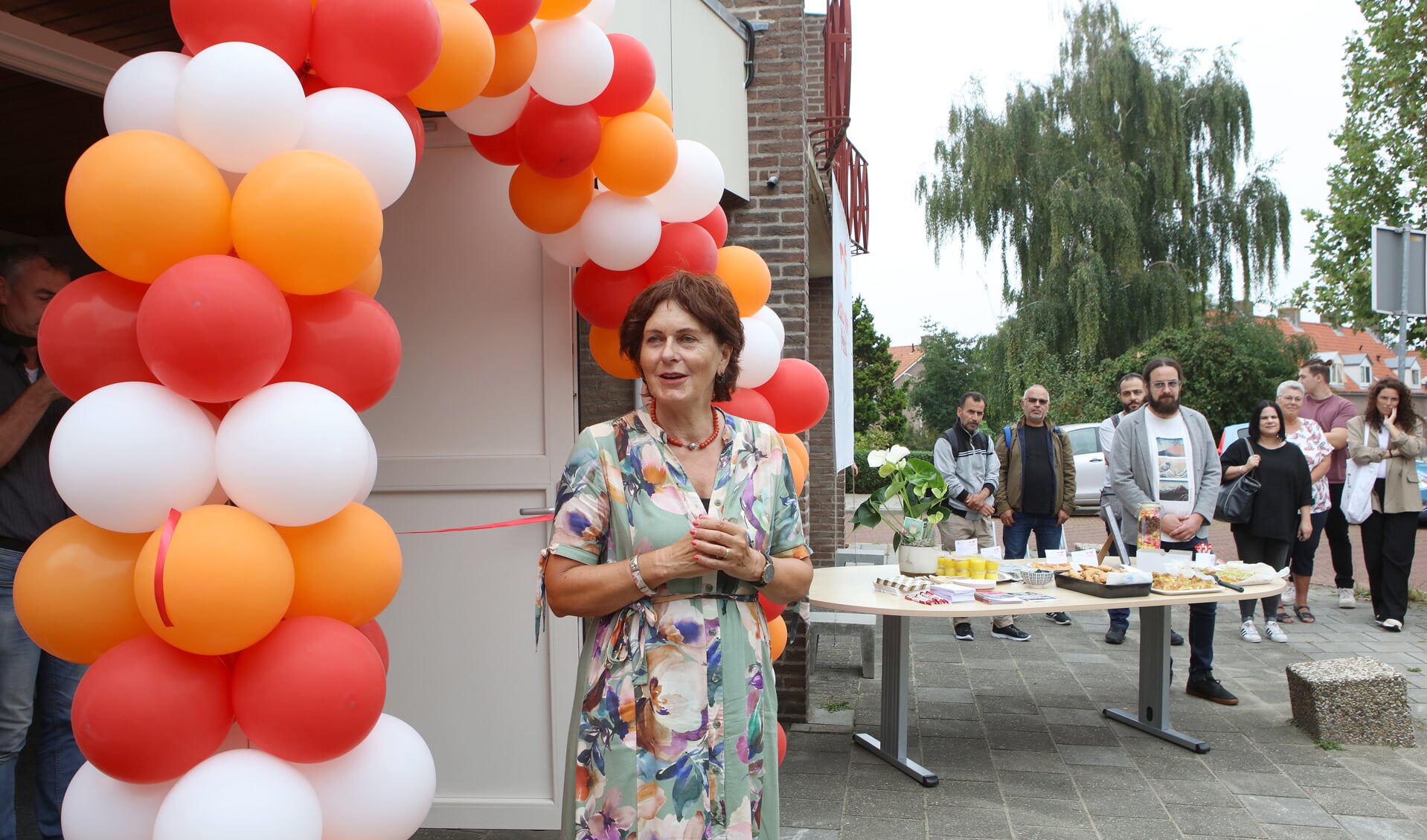 Burgemeester Marga Vermue van Sluis verrichtte de officiële opening van het nieuwe onderkomen van VluchtenlingenWerk in Oostburg.