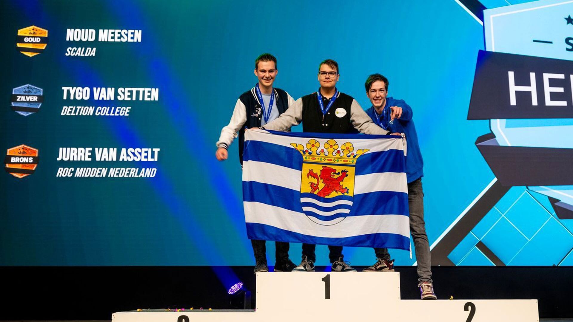 Noud Meesen (midden), winnaar van de gouden medaille in de vakrichting CAD-tekenaar op het Nationaal Kampioenschap