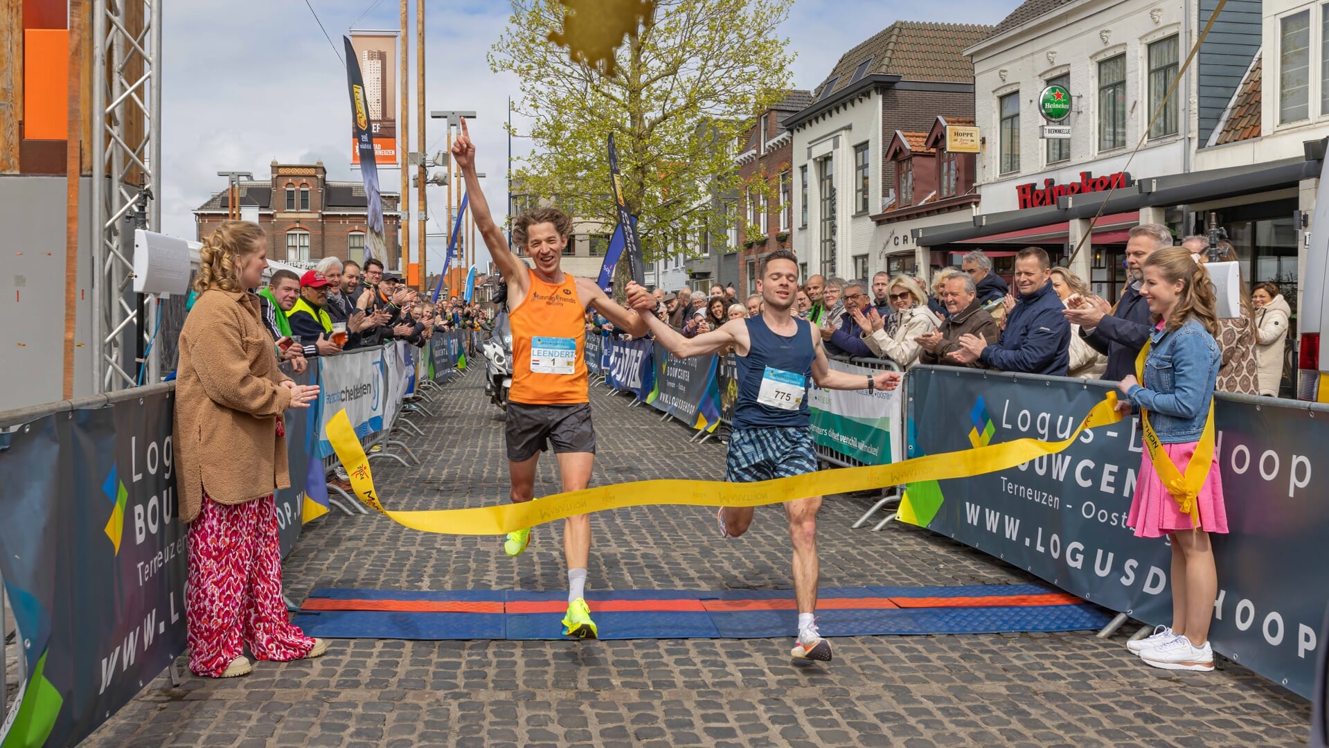 De boezemvrienden en trainingsmaatjes Leendert van der Lugt (L) en Maarten van Zetten maakten de 14e Logus-De Hoop Marathon Zeeuws Vlaanderen tot een memorabele. Samen hand in hand over de finish inTerneuzen maakte dat er niet één maar twee winnaars op het hoogste podium stonden.