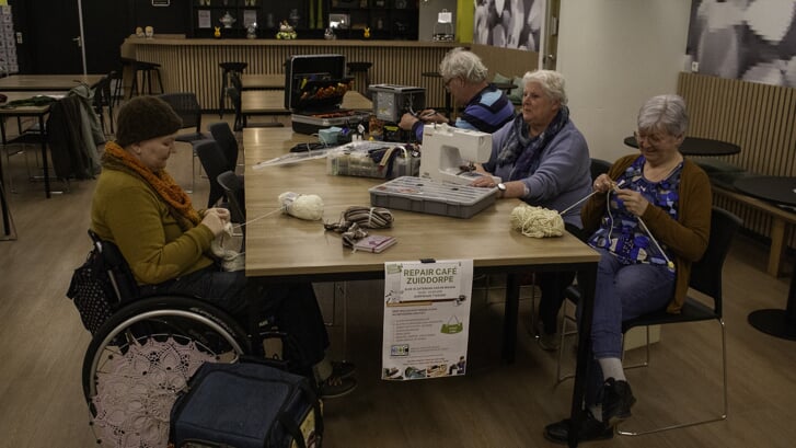 Cindy, Gijsbert, Desiree en Patricia zijn de enthousiaste starters van het Repair Café Zuiddorpe. Foto: Paul Cauwenberghs