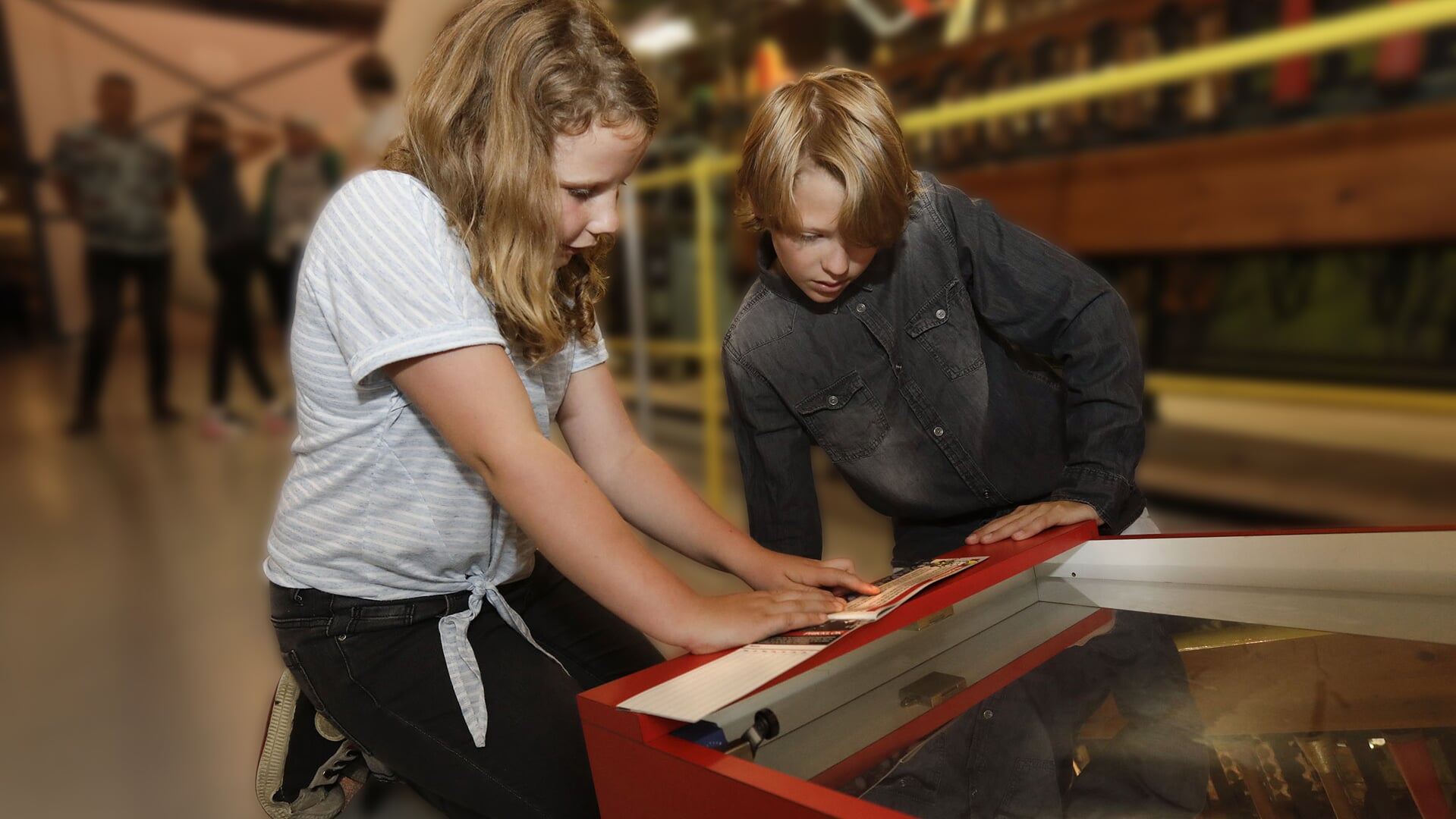 Met een boekje met opdrachten gaan kinderen door het museum heen van de ene doedoos naar de andere. Deze opdrachten worden momenteel uitgebreid en mogen uitgetest worden in de meivakantie.