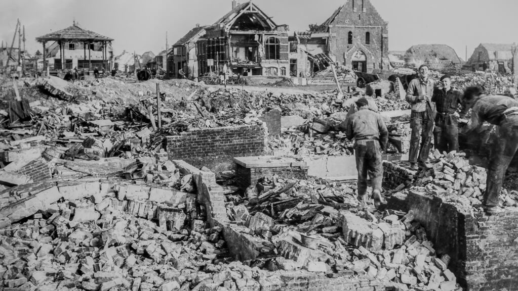 Het hart van Schoondijke werd zwaar beschadigd bij de bevrijding in 1944. Fotograaf onbekend