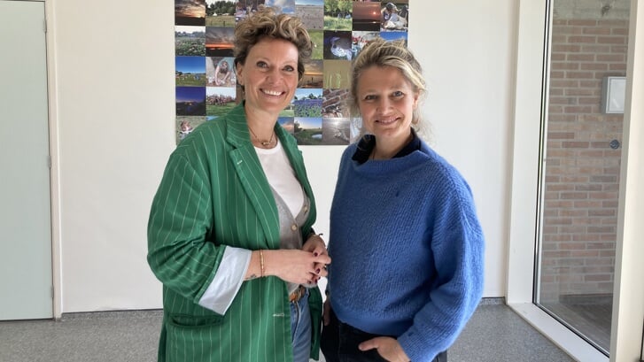 V.l.n.r. Ilse de Smit (Stichting Gastvrij Zeeuws-Vlaanderen) en Hanneke Vermue-Roelofs (Camping De Wachtsluis. (Foto: Wilma Valk)