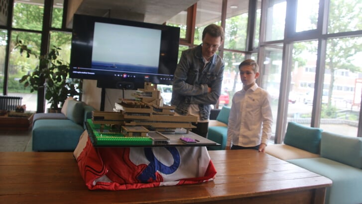 Matthijs Dubbeldam en Sem van Os bij het in LEGO-gebouwde stadhuis