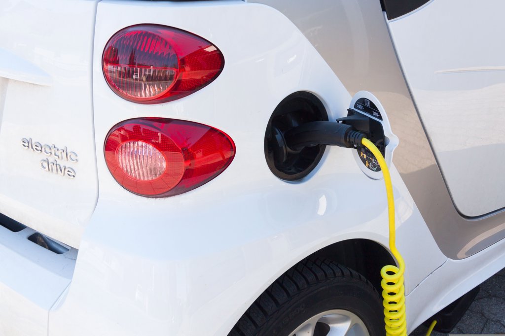 De elektrische auto is in 2026 gem. 60% duurder in de (op gewicht gebaseerde) MRB dan een vergelijkbare benzineauto,. (Foto: Pixabay)