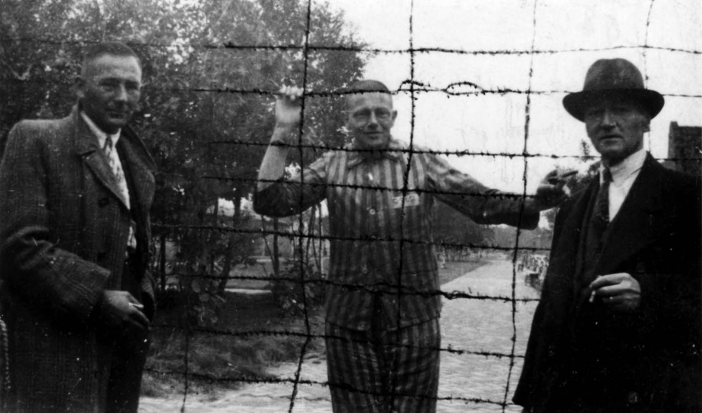 Burgemeester Schoepp (midden) als gijzelaar in het kamp in Vught in augustus 1944