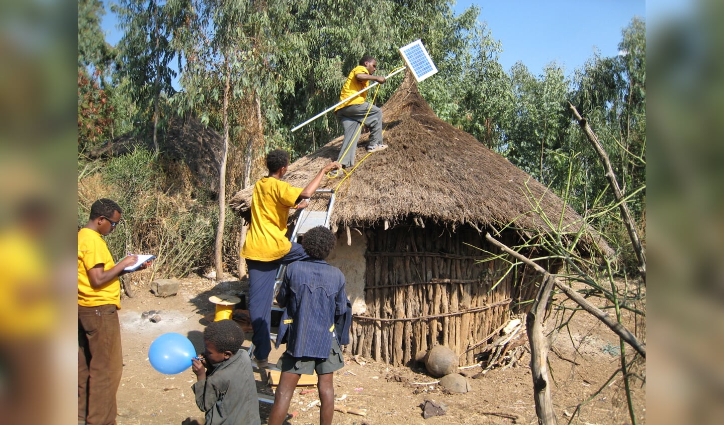 Lokaal opgeleide Solar Engineers aan het werk
