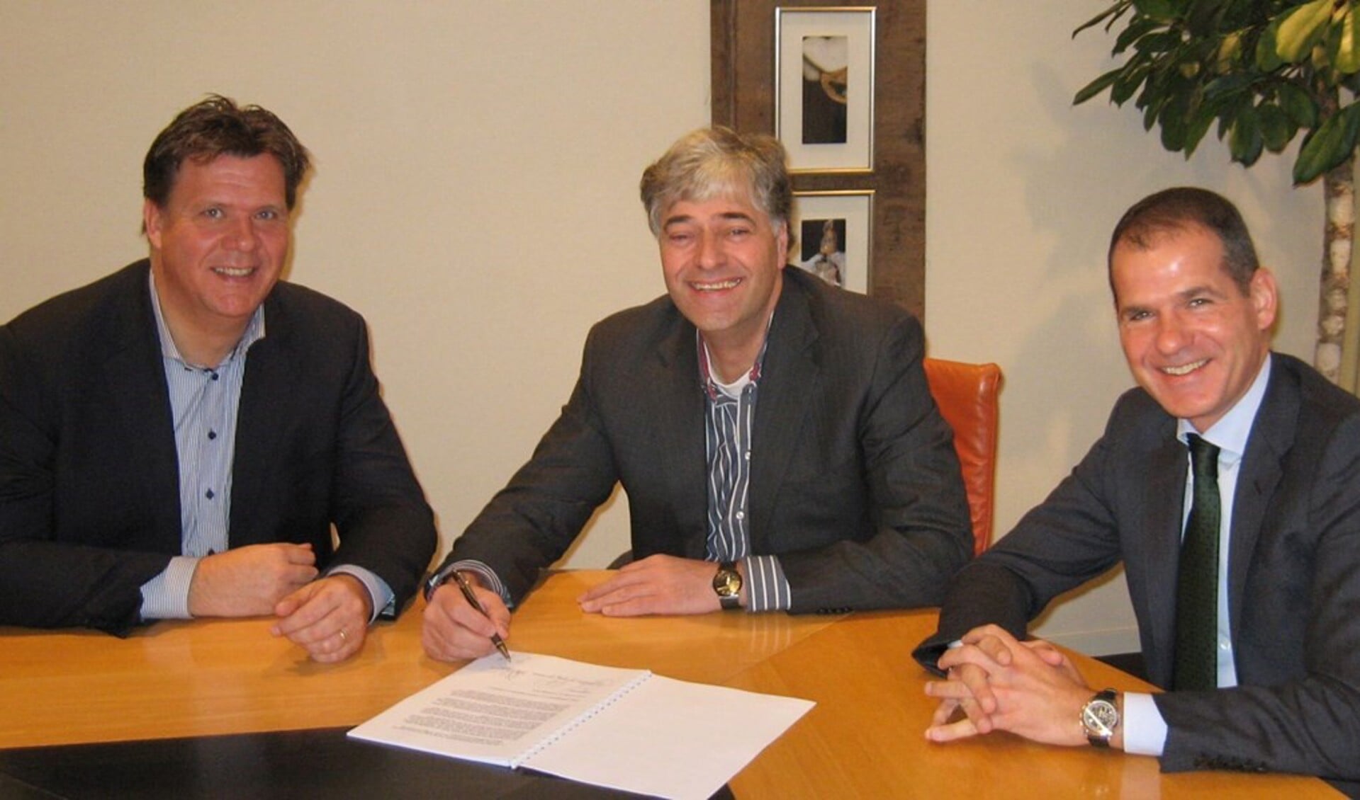 V.l.n.r.: T. van der Horst (Ontwikkelingsmanager BPD), wethouder R. Visser en C. van Wanrooij (directeur Van Wanrooij projectontwikkeling) ondertekenen de overeenkomsten.