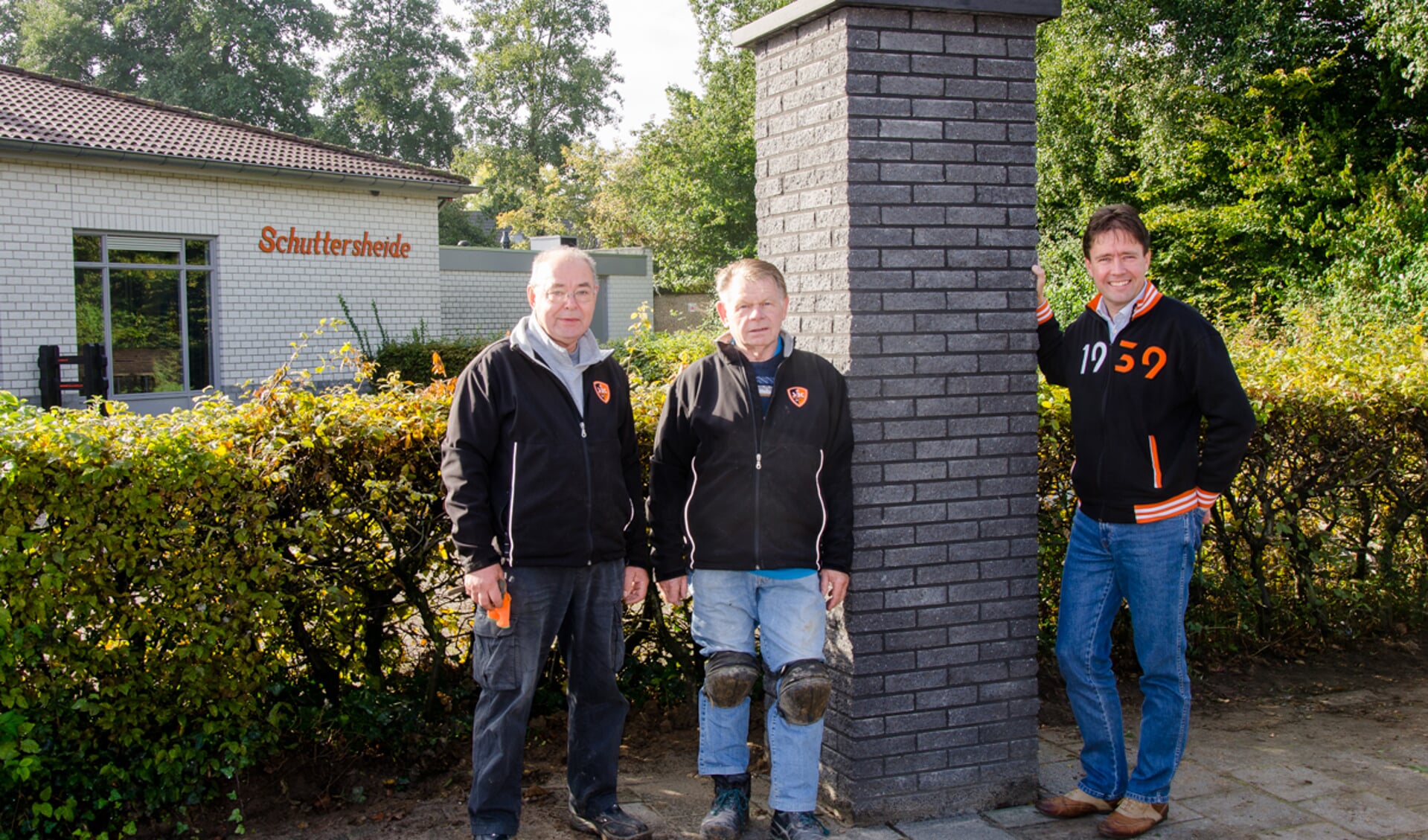 Vlnr: Ad Versantvoort, Doy van den Berg en Jasper van Zuuren bij de poort in aanbouw SBC (foto: Annemieke van Tinteren)