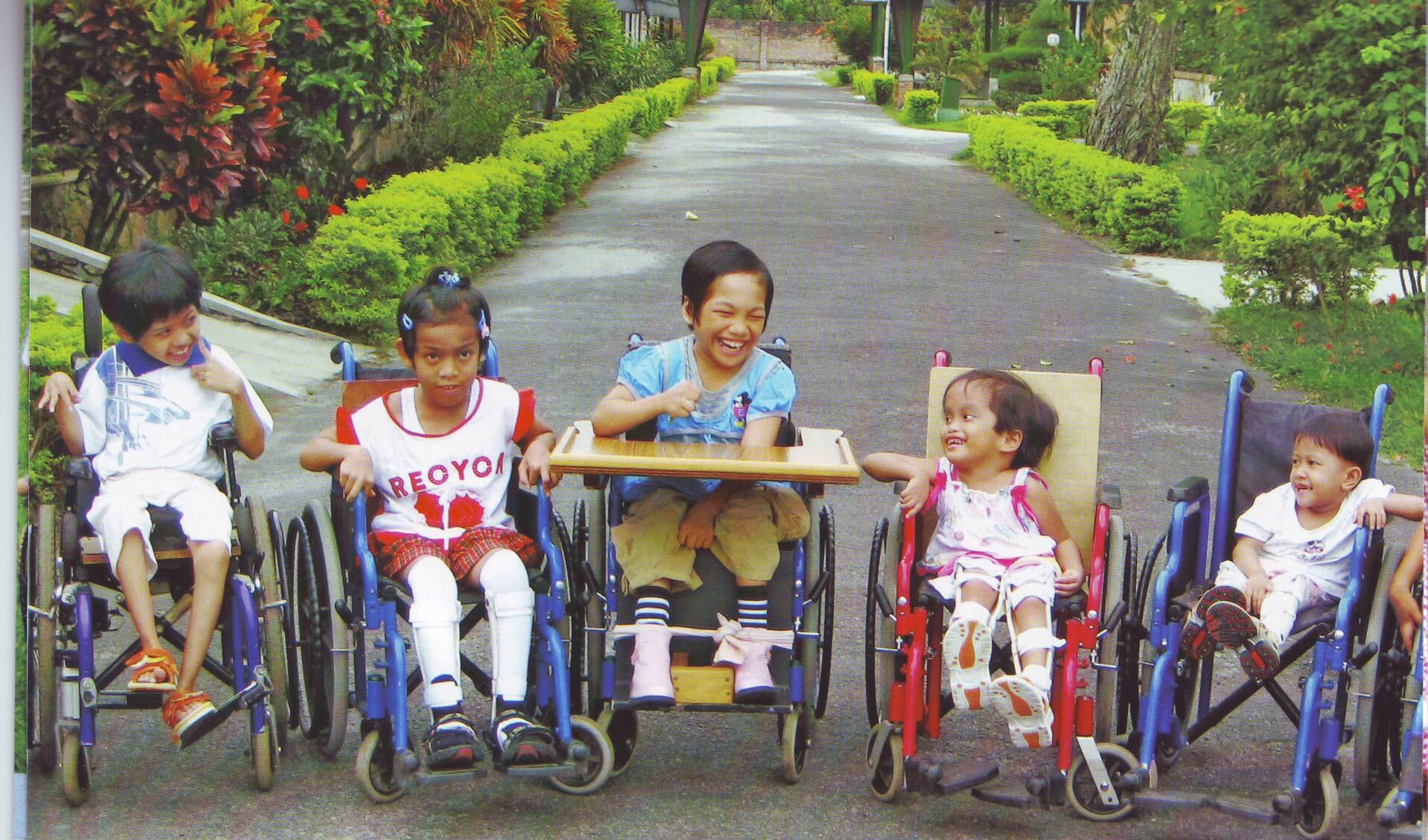 Gehandicapte kinderen in revalidatiecentrum Harapan Jaya