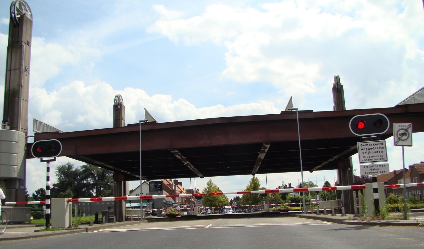 De brug over het Wilhelminakanaal bij Kanaalstraat en Nieuwstraat gaat tijdelijk dicht (archieffoto)