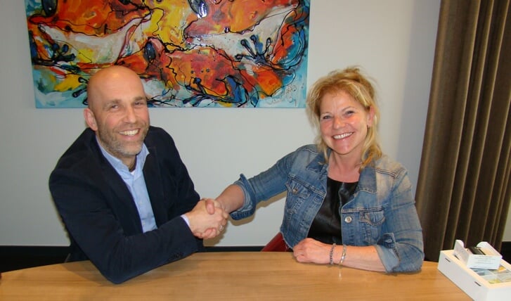 Jeroen Smets (aftredend voorzitter van de schoolvereniging) en Annemie Martens (CvB van PlatOO) na het tekenen van de Akte van Overdracht