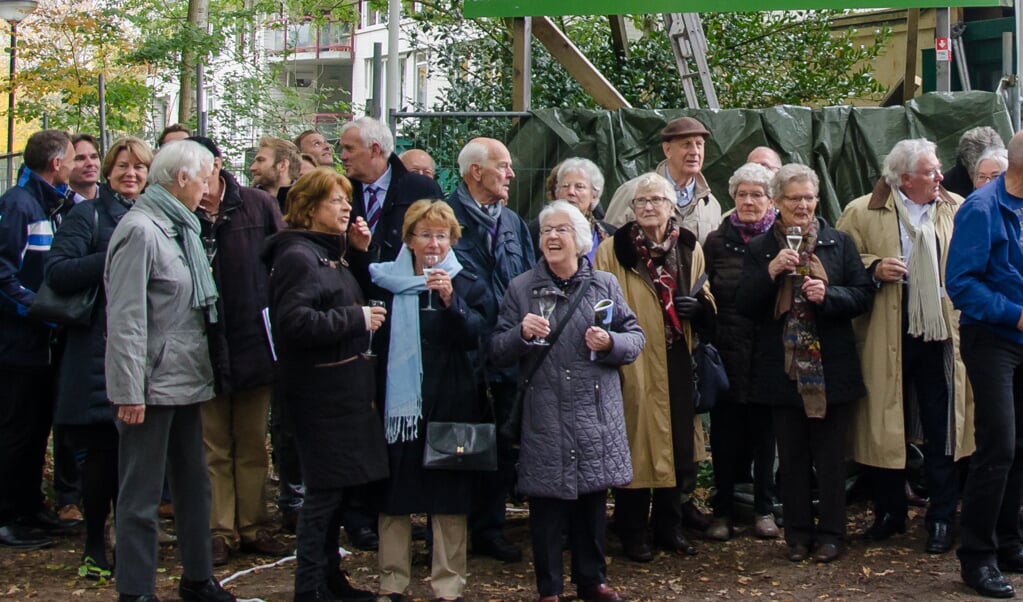 Mw Van Domburg (blauwe sjaal) tijdens de opening van Zorgvilla De kleine Heide aan de Europalaan FOTO: Annemieke van Tinteren