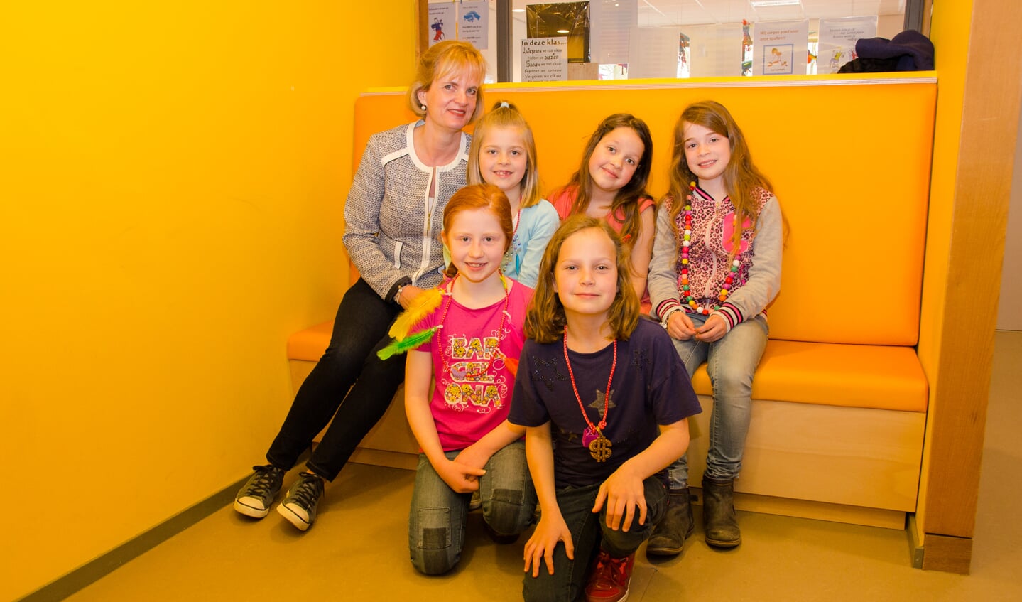 Willemijn van het OranjeComité samen met een aantal kinderen van de Bloktempel.