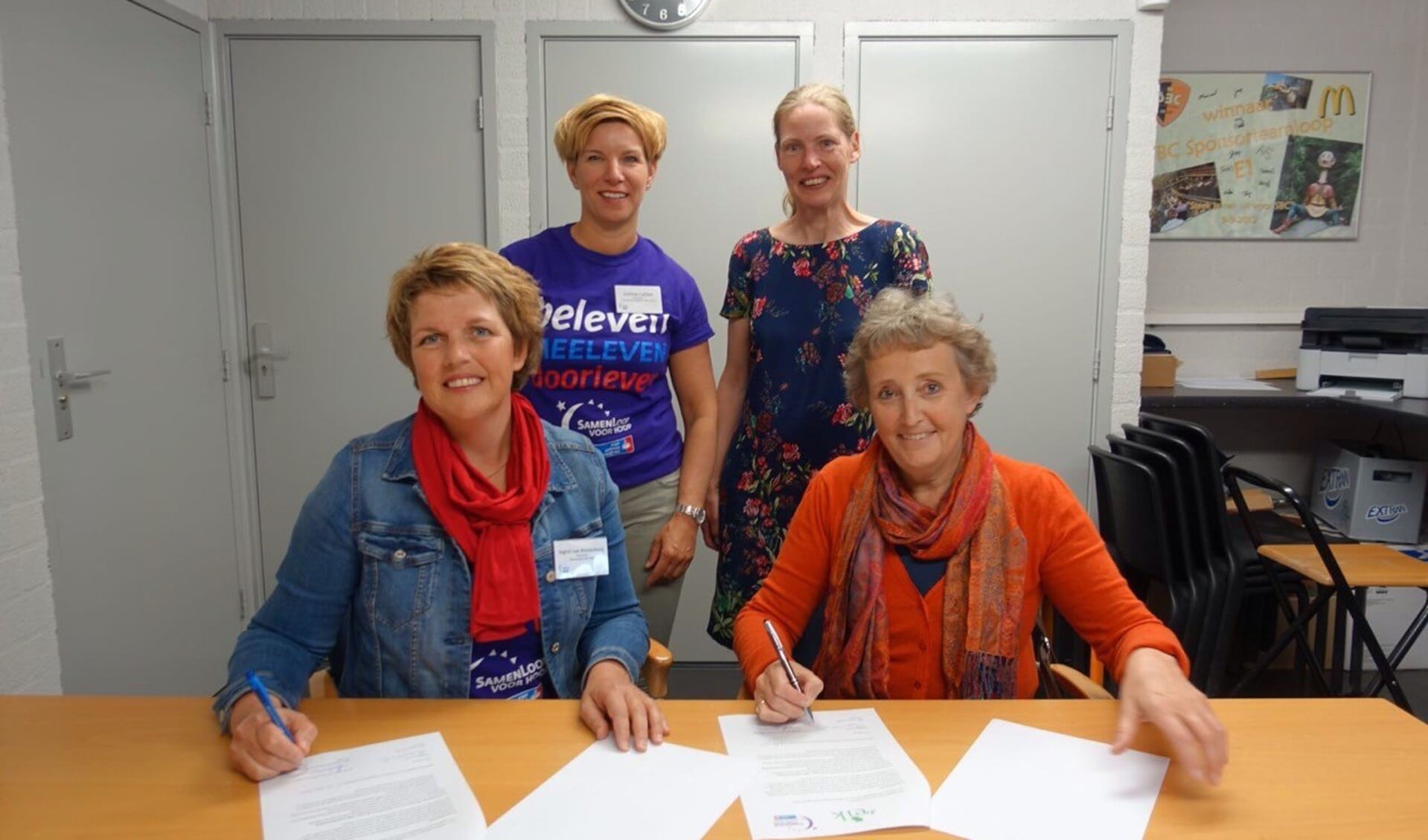 SamenLoop voor Hoop en inloophuis De Eik ondertekenen contract