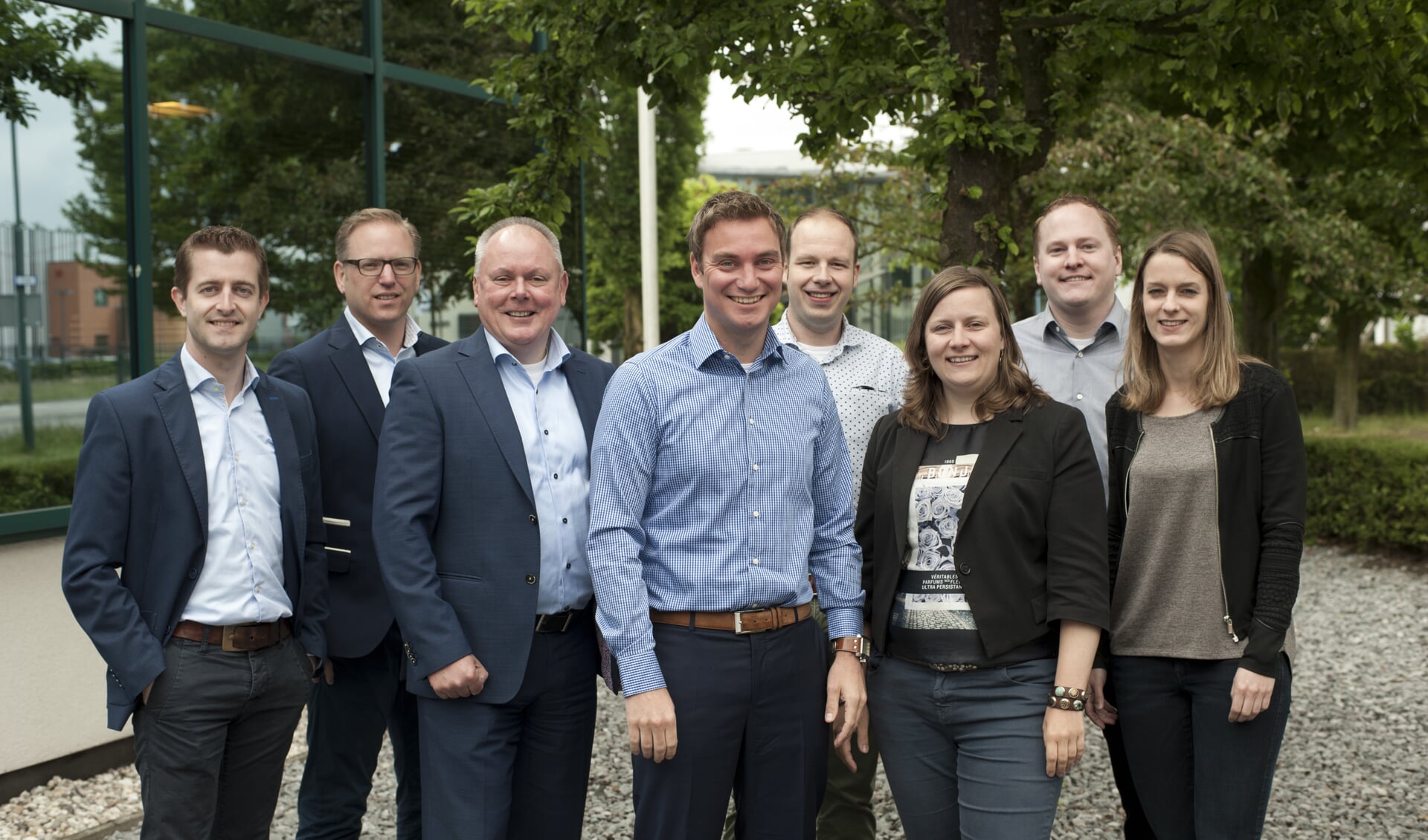 Het Easy4U Finance team met van links naar rechts:  Dirk van den Hurk, Jan Albert Rollfs of Roelofs, Toine van den Oetelaar, Alain van Gemert, Joost van de Schoot, Daphne van Lievenoogen, Maarten Timmermans en Loes Niesen.