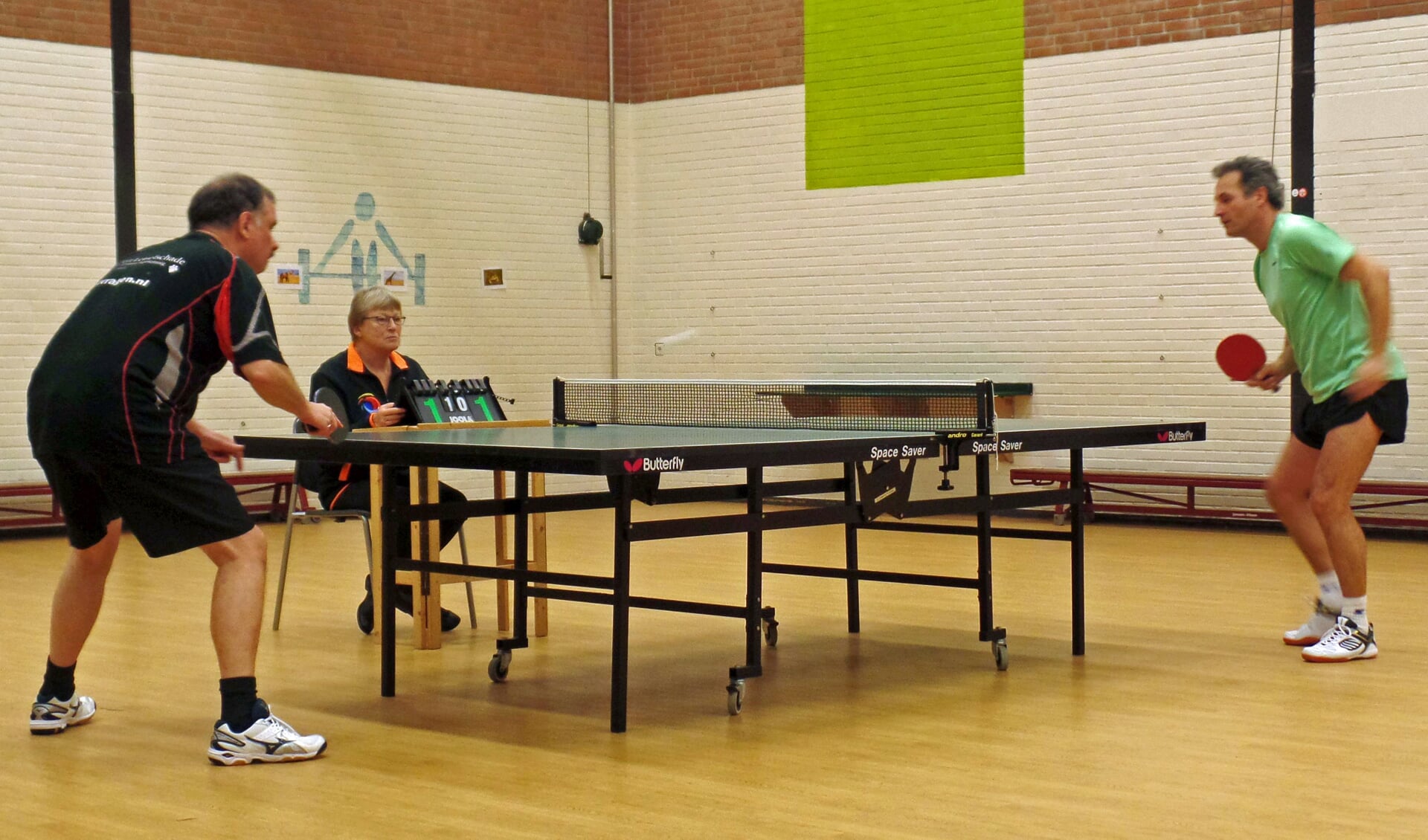Finale ‘Open Son en Breugelse Tafeltenniskampioenschappen 2017’ met winnaar John de Jong (re) en Joost van den Buijs (li).  