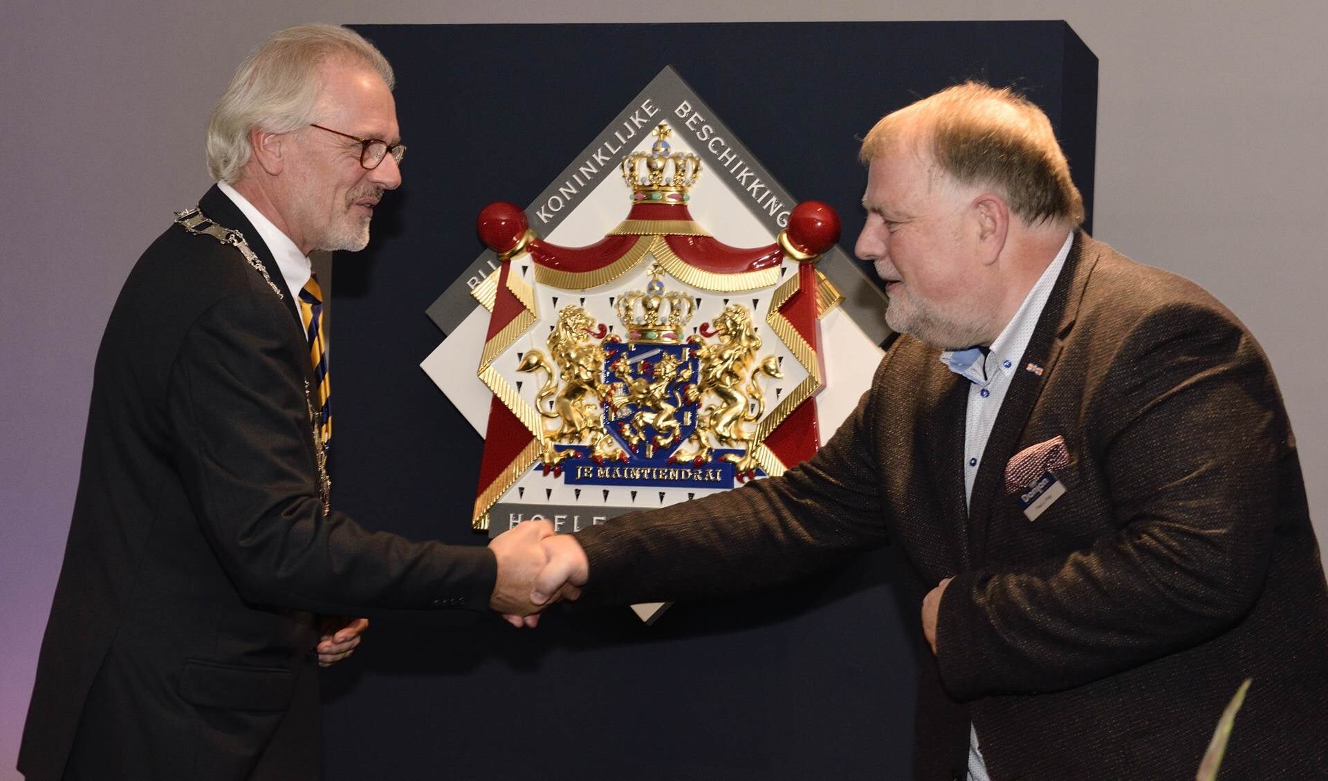 Burgemeester Hans Gaillard feliciteerd Paul Prijt met het predicaat ‘Hofleverancier’.