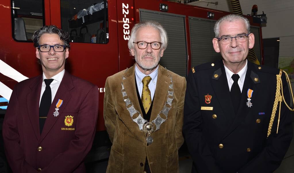Jan van Lieshout (l) Berry Vercoelen (r) met in het midden burgemeester Hans Gaillard